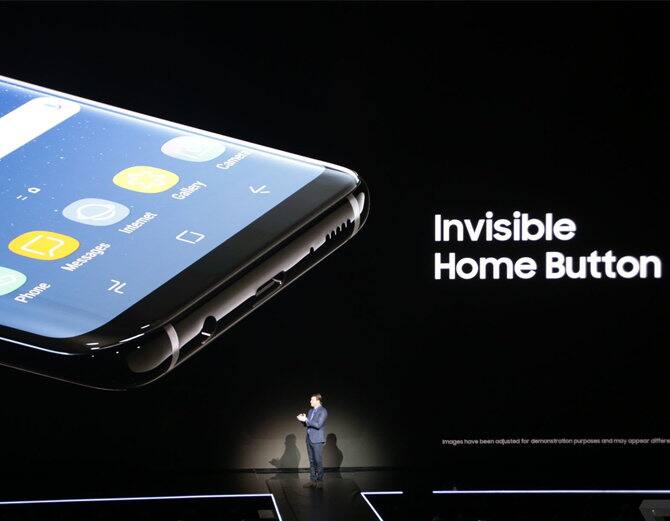 Galaxy S8માં 5.8-inch QHD+ (1440x2960 pixels) સુપર AMOLED ડિસ્પ્લે સ્ક્રીન છે. આ હેન્ડસેટમાં 12 મેગાપિક્સલ ડ્યુઅલ પિક્સલ રિયર કેમેરા છે. જ્યારે ફ્રન્ટ કેમેરા 8 મેગાપિક્સલનો છે. આ સ્માર્ટપોનમાં ક્વાલકોમ કંપનીનું લેટેસ્ટ સ્નેપડ્રેગન 835 પ્રોસસર છે.