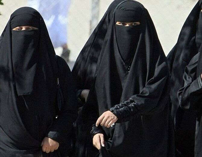 ઓલ ઈન્ડિયા મુસ્લિમ પર્સનલ લો બોર્ડ (AIMPLB)એ સુપ્રીમ કોર્ટમાં હતું કે, ત્રણ તલાક, નિકાહ હલાલા તથા બહુપત્નીત્વની પ્રથાને પડકારતી અરજીઓ પર વિચાર ન કરી શકાય. કારણ કે આ બાબતો કોર્ટના અધિકારક્ષેત્રમાં નથી આવતી. AIMPLBનું કહેવું છે કે, તલાક મુસ્લિમ ધર્મની આંતરિક બાબત છે. તેને મૌલિક અધિકાર હેઠળ લાગુ ન કરી શકાય. મુસ્લિમ પર્સનલ લોની અણસમજને કારણે સુપ્રીમ કોર્ટમાં અરજીઓ દાખલ કરવામાં આવી છે. બોર્ડનું કહેવું છે કે, બંધારણ હેઠળ તમામ ધર્મોને તેમની આંતરિક બાબતો જાતે નક્કી કરવાનો અધિકાર મળેલો છે.