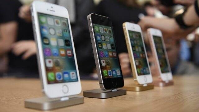  તે ભારતની ઝડપથી વધતા બજારમાં મોતાની ઉપસ્થિતી વધારે મજબૂત બનાવી શકશે. પ્રધાને કહ્યું કે, કર્ણાટક સરકાર આ માટે પોતાના ત્યા વાતાવરણ બનાવવા માટે કેન્દ્ર સાથે કામ કરી રહી છે. ઉલ્લેખનીય છે કે, એપલ ભારતમાં પોતાનું કારખાનું લગાવવા માટે કરમાં છૂટની માગ કરી રહી છે જોકે કેન્દ્ર સરકારે તેની મોટાભાગની માગ ફગાવી દીધી છે. ખડગેએ કહ્યું કે, કેન્દ્ર સરકારે એપલની સાથે વિશેષ વ્યવહાર ન કરવો જોઈએ પરંતુ અન્ય કંપનીઓની સાથે પણ આવું જ થવું જોઈએ.