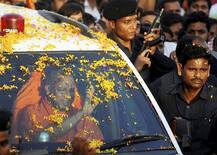 CM યોગી આદિત્યનાથના ડ્રાઈવરને તમાકુ ચાવવી ભારે પડી, 500 રૂપિયાનો થયો દંડ