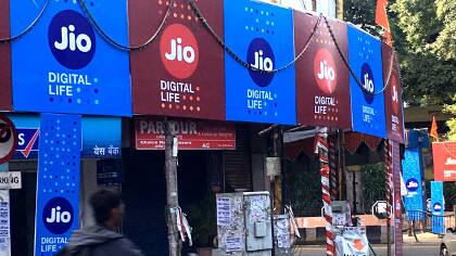 જો કોઇ જીયો યુઝર્સ પ્રાઇમ મેમ્બરશીપ રજીસ્ટ્રેશન કરાવશે નહીં અને કોઇ પ્લાન પણ રિચાર્જ કરાવશે નહીં તો 90 દિવસ બાદ કંપની સિમકાર્ડ ડિએક્ટિવેટ કરી દેશે. 