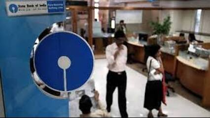  માની લો કે કોઇ વ્યક્તિ 3 લાખ રૂપિયાની એફડી 2 વર્ષ માટે બેન્કમાં કરાવે છે તેની પર તેને 6.5 ટકા વ્યાજ મળી રહ્યું છે. કોઇ જરૂરીયાત પડે અને તેને આ રકમ બે વર્ષ પહેલા ઉપાડવી હોય તો 0.50 ટકા પેનલ્ટી લાગશે. એટલે કે 6.5 ટકાના બદલે 6 ટકા વ્યાજ મળશે.