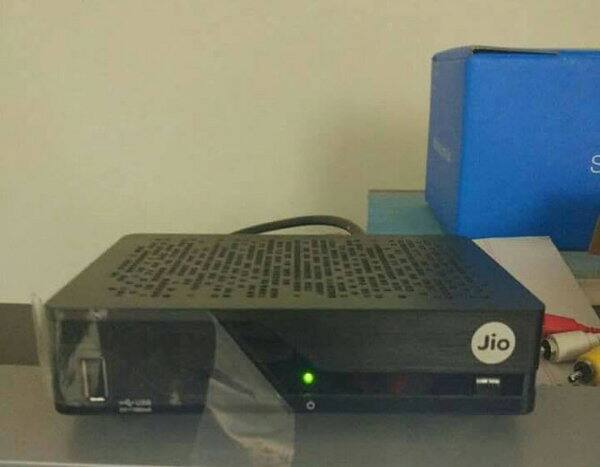  રિપોર્ટ્સ અનુસાર, આવનારા સમયમાં Reliance Jio IP આધારિત TV સર્વિસની શરૂઆત કરી શકે છે. આ સેટ ટૉપ બૉક્સના રિમોટમાં માઇક બટન દેખાય છે. જેથી કહી શકાય કે વૉઇસ કમાન્ડ આપવાનો ઓપ્શન આપી શકાય છે.