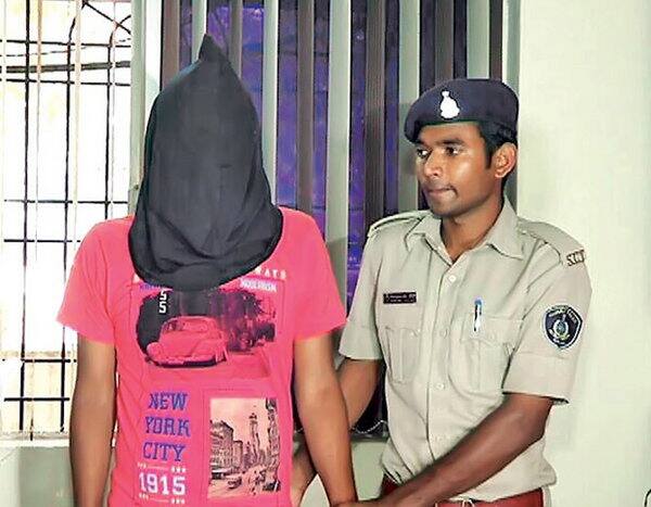  રમેશ કાબા ઉર્ફે રમેશ કુરજી લાખાણી અને અન્ય ચાર યુવાનોએ આખી રાત વારફરતી સેક્સ વર્કરને પોતાની સાથે પરાણે સેક્સ સંબંધો બાંધવા ફરજ પાડી હતી. નશામાં ચકચૂર પાંચેયે યુવતીને પીંખી નાંખ્યા બાદ ઢોર માર પણ માર્યો હતો. યુવતી ગમે તેમ કરીને કડોદરા પોલીસ સ્ટેશને પહોંચી પણ પોલીસે તેની ફરિયાદ નહોતી લીધી.