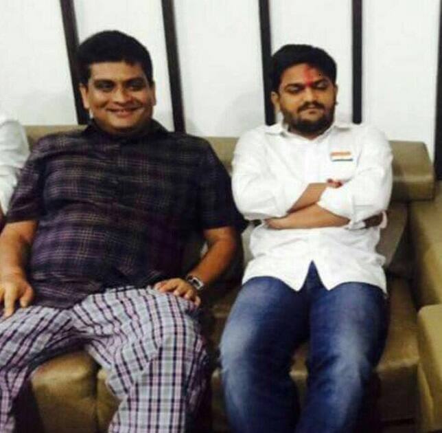  પોલીસે અડાજણ પોલીસ સ્ટેશનની હદમાંથી અપહરણ થયું હોવાનું જણાવી તેને અડાજણ જવા કહ્યું હતું. અડાજણ પોલીસે સવારે 9 વાગ્યે આવેલી યુવતીને બપોર સુધી બેસાડી રાખ્યા કાર્યવાહી શરૂ કરી તેના કારણે આરોપીઓને ભાગવાનો મોકો મળી ગયો. સુરતના પોલીસ કમિશન્ર સતિષ શર્માએ પોતે પોલીસ કાર્યવાહીની ટીકા કરી છે.