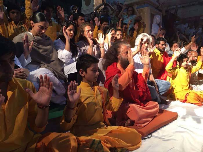 ગઈ કાલે દીપિકાએ સ્વામી ચિદાનંદ સાથે મુલાકાત કરી હતી. પછી તે ગંગા પૂજનમાં શામેલ થઈ હતી. 