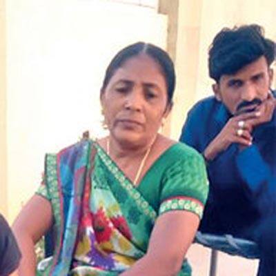 ઘટનાની મળતી માહિતી પ્રમાણે, ઉંઝાના મકતુપુર રોડ પર આવેલા અવી બંગ્લોઝમા રહેતા સોનલબેન દશરથભાઇ પંચાલ તેની વૃધ્ધ માતા સાથે સોમવારે રાત્રે સૂંઇ રહ્યા હતા ત્યારે લગભગ એક થી બે વાગ્યાની આસપાસ આઠ વ્યક્તિઓ દરવાજો ખોલતા જ મકાનમા ઘૂસી જઇ અંદર રહેલો તમામ સામાન તોડફોડ કરતા હંગામો મચી ગયો હતો. 