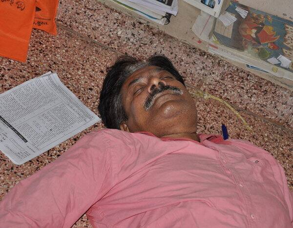 વેપારીએ જમીન સંબંધે થયેલી વાતચીતનું કોલ રેકોર્ડિગ, વીડિયો રેકોર્ડિંગ પેન ડ્રાઇવમાં લઇ પુરાવારૂપે ચિઠ્ઠી સાથે કવરમાં મૂક્યા છે. સૂસાઇડ નોટમાં જયરામ દેસાઇ (જમીન દલાલ), ધીરૂભાઇ મેર (જમીન દલાલ), લાલાભાઇ, જીતુભાઇ, મુકેશભાઇ અને અંકિતના નામનો નોટમાં ઉલ્લેખ છે.