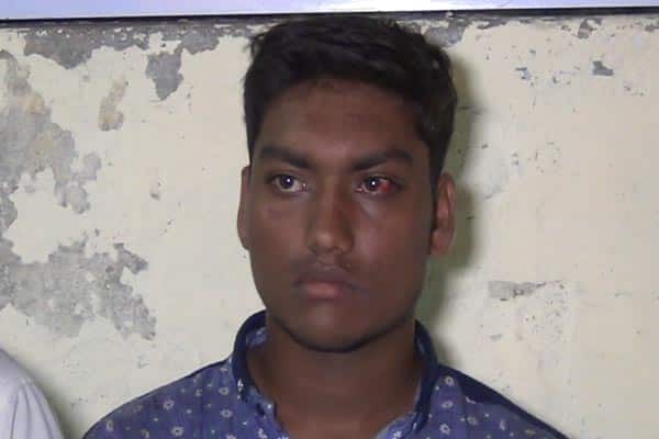 જામનગરઃ હોસ્ટેલમાં રહી ફાર્મસીનો અભ્યાસ કરતા દ્વારકાના યુવકનું તેના રૂમપાર્ટનરે ગર્લફ્રેન્ડ સાથે મુલાકાત કરાવી આપવાનું કહીને અપહરણ કર્યું હતું અને આ પછી 5 લાખની ખંડણી માગી હતી. એટલું નહીં યુવકને માથામાં પથ્થર મારી ગળું દબાવી મોબાઇલ અને રોકડની લૂંટ ચલાવી હતી. જોકે, પોલીસે ગણતરીની કલાકોમાં આરોપીને દબોચી લીધો હતો.