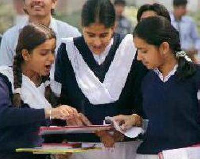 ચૂડાસમાએ કહ્યું હતું કે, રાજ્ય સરકાર ટૂંક સમયમાં જ તેની સ્પષ્ટતા કરશે. ફી નિર્ધારણ કમિટી દ્વારા સ્વનિર્ભર પ્રાથમિક સ્કૂલોને સ્વતંત્ર રીતે વધુમાં વધુ 15 હજાર રૂપિયા અને માધ્યમિક સ્કૂલોને 25 હજાર રૂપિયા અને ઉચ્ચતર માધ્યમિક સ્કૂલોને રૂ. 27 હજાર ફી વસૂલવાની મંજૂરી અપાઈ છે.