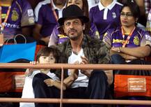IPL-10 : પુત્ર અબરામની સાથે પોતાની ટીમને સપોર્ટ કરવા પહોંચ્યો ‘કિંગ ખાન’, જુઓ તસવીરો