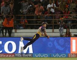 KKRના ખેલાડી બોલ્ટે કૂદકો મારી રોકી સિક્સ, જીત્યા લોકોના દિલ, જુઓ વીડિયો