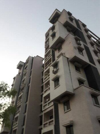 ફોરમ ત્રિવેદીને તાત્કાલીક સારવાર માટે સર.ટી.હોસ્પીટલમાં ખસેડવામાં આવ્યાં હતાં પણ ફરજ પરના તબીબે તપાસી તેમને મૃત જાહેર કર્યાં હતાં. આ અંગે પોલીસે લાશને પી.એમ માટે મોકલાવી વધુ તપાસ હાથ ધરી છે. આ આઘાતજનક પગલા પાછળ શું કારણ જવાબદાર હોઈ શકે તેની ચર્ચા અત્યારે ચાલી રહી છે.