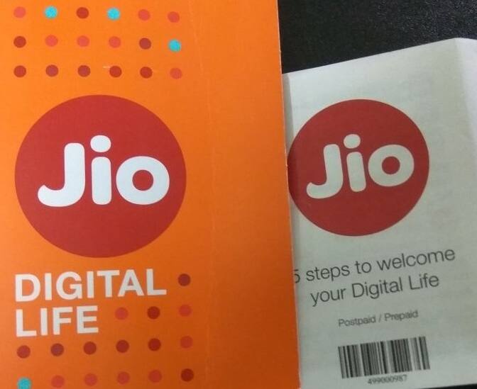 નવી દિલ્લી: ટેલીકૉમ રેગુલેટરી ઑથોરિટી ઓફ ઈન્ડિયાના (TRAI) આદેશ બાદ રિલાયંસ જિયોએ પોતાની સમર સરપ્રાઈઝ ઓફરને પાછી લેવાની જાહેરાત કરવી પડી. ત્યારબાદ કેટલાક ગ્રાહકો નારાજ છે. એવા જ એક એક્ટિવિસ્ટ છે જેનું નામ અમિત ભવાની છે, તેમણે સસ્તી ઈનરનેટ સેવાની માંગ સાથે change.org માં અરજી દાખલ કરી છે.