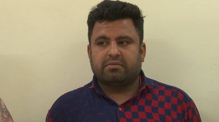 ઝડપાયેલા ત્રણ બુકીઓ વધુ પૂછપરછ દરમિયાન ચોંકાવનારો ખુલાશો થયો હતો. સટ્ટા નેટવર્ક BJP સંસદ પુત્ર પ્રવીણ પ્રભાત સિંહ ચૌહાણ ના કબ્જા હેઠળના મકાનમાં ચાલતું હોવાનું સામે આવ્યું છે. પ્રવીણ ચૌહાણ BJP છોડી હાલ કોંગ્રેસમાં જોડાયા છે. ગોધરા ખાતે યોજાયેલ એક કાર્યક્રમ દરમિયાન કોંગી દિગજ્જ શંકર સિંહ વાઘેલાની ઉપસ્થિતિમાં વાજતે ગાજતે પ્રવીણ ચૌહાણને કોંગ્રેસમાં પ્રવેશ કરાવ્યો હતો.