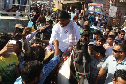 બાદમાં હાર્દિક મોડપર ગામનો પ્રવાસ કરીને બગથળા અને વાવડી થઈને મોરબી આવી પહોંચ્યો હતો. સૌથી નોંધનીય બાબત એ છે કે હાર્દિક પટેલ સાથે કોંગ્રેસી નેતાઓ પણ જોવા મળ્યા હતા.મળતી વિગતો અનુસાર, મોરબી-ટંકારામાં હાર્દિકને સભા કે રોડ શોની મંજૂરી મળી ન હોવા છતાં તેણે રોડ શો અને રેલી કરી હતી.