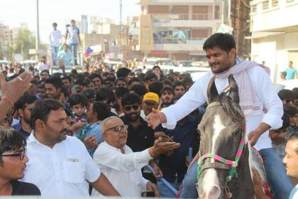 હાર્દિક પટેલની મુલાકાત દરમિયાન કોંગેસના આગેવાનો બ્રિજેશભાઈ મેરજા, કિશોરભાઈ ચીખલીયા, ઘનશ્યામભાઈ જાકાસણીયા, મુકેશભાઈ ગામી અને રમેશ રબારી તેની સાથે રહ્યા હતા. તેમજ પાસના મોરબી જીલ્લાના કન્વીનર મનોજ પનારા, સંજયભાઈ અલગારી અને મનોજ કાલરીયા પણ તેમની સાથે રહ્યા હતા.