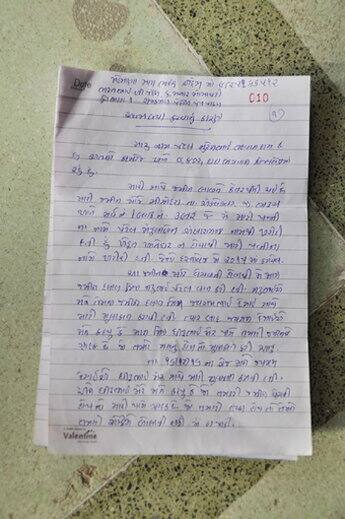 ઉલ્લેખનીય છે કે સુરતમા કામરેજ રોડ પર રહેતા સુરેશભાઇ પટેલે ધંધામાંથી કાઢેલી મૂડીમાંથી અંકલેશ્વરમાં11 વીઘા જમીન ખરીદી હતી. પરંતુ જમીન દલાલો દ્ધારા તેમની છેતરપિંડી કરવામાં આવી હતી અને રૂપિયા આપ્યા નહોતા. જમીન દલાલોથી છેતરાયેલા સુરેશભાઇએ 2 મહિનાની રઝળપાટ છતા ન્યાય ન મળતા મહેસાણામાં ભાઇના મકાનમાં પત્ની આત્મહત્યા કરી લીધી હતી. 