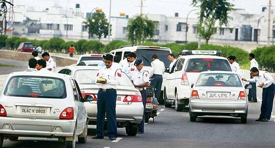 Traffic Challan से बचना है तो अभी जान लें ये नियम, वरना देना पड़ेगा भारी जुर्माना Delhi traffic rules in India Car challan know all about fines Traffic Challan से बचना है तो अभी जान लें ये नियम, वरना देना पड़ेगा भारी जुर्माना