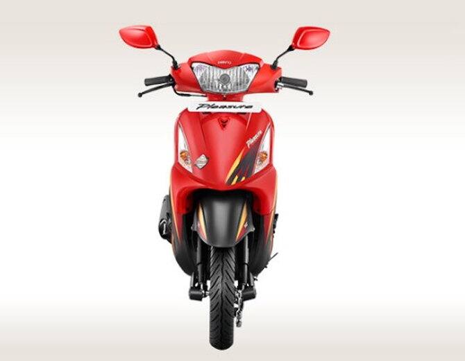 102cc એન્જિનવાળું આ સ્કૂટર 7પીએસ પાવર અને 8.1Nm ટોર્ક જનરેટ કરે છે. જેની વધુમાં વધુ સ્પીડ 77 કિલોમીટર પર અવર છે. સસ્પેંશનની વાત કરીએ તો ફ્રન્ટમાં સ્પ્રિંગ લોડેડ હાઈડ્રોલિક ડમ્પર અને રિયર સસ્પેંશન સિંગલ યૂનિટ સ્વિંગ સ્પ્રિંગ લોડેડ છે. મુંબઈમાં તેની ઓન રોડ પ્રાઈસ 65140 રૂપિયા છે જે બીએસ3 એન્જિનવાળા સ્કૂટર કરતાં અંદાજે 1000 રૂપિયા મોંઘી છે. સ્કૂટરની વધુ તસવીરો જુઓ આગળની સ્લાઈડ્સમાં....