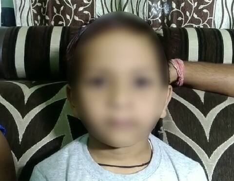 સુરતની સ્કૂલની દાદાગીરીઃ પિતાને ફોન કરી કહ્યું, ફી આપી બાળક લઈ જાવ, જાણો પછી શું થયું? સુરતની સ્કૂલની દાદાગીરીઃ પિતાને ફોન કરી કહ્યું, ફી આપી બાળક લઈ જાવ, જાણો પછી શું થયું?