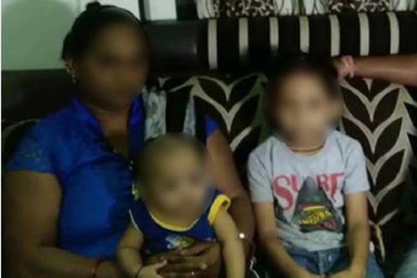 આ પછી વિપુલભાઈએ ઉમરા પોલીસ મથકમાં રુંઢ-મગદલ્લા ખાતે આવેલી પી. આર. ખાટીવાલા સ્કૂલના પ્રિન્સિપાલ શકુંતલાબહેન વશિષ્ઠ અને વર્ગ શિક્ષિકા મનીષાબેને સિનિયર કે.જી.માં અભ્યાસ કરતા 4 વર્ષીય તેમના પુત્ર દિવ્યેશને ગોંધી રાખ્યો હોવાની ફરિયાદ નોંધાવી હતી. પોલીસે જુવેનાઇલ જસ્ટિસ કેર એન્ડ પ્રોટેક્શન ઓફ ચિલ્ડ્રન એક્ટ 2015ની કલમ 75 તેમજ આઈપીસીની કલમ 342 અને 114 મુજબ ગુનો નોંધી ધોરણસરની કાર્યવાહી હાથ ધરી છે.