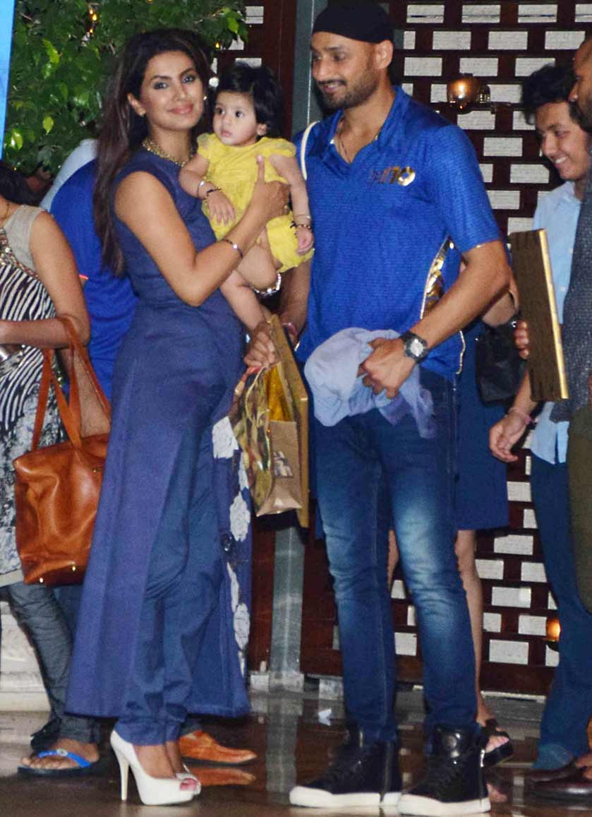 PICS: મુંબઈ ઈંડિયંસની પાર્ટીમાં દિકરી હિનાયા અને ગીતા સાથે પહોંચ્યો હરભજન