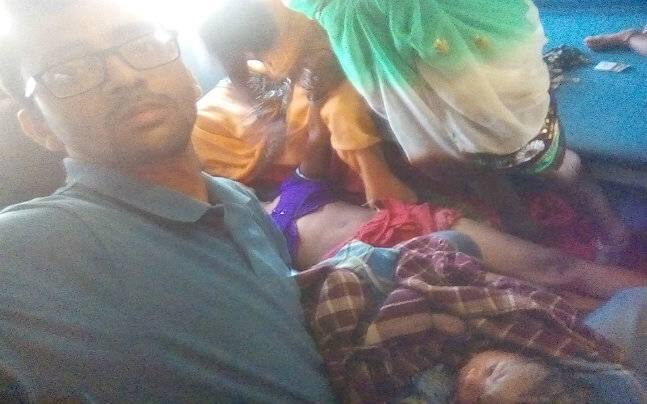 24 વર્ષના મેડિકલ વિદ્યાર્થી વિપીન ખડસેએ અમદાવાદ-પુરી એક્સપ્રેસ ટ્રેનમાં ડિલીવરી કરાવી હતી. તેણે પોતાના ફોન પર વોટ્સએપ ગ્રુપમાં સિનીયર્સ પાસેથી મદદ લઈને ડિલીવરી કરી હતી. એમબીબીએસના છેલ્લા વર્ષમાં અભ્યાસ કરતા વિપીન ખડસેએ 24 વર્ષની એક મહિલાની મદદ કરી હતી. ચિત્રલેખા નામની આ મહિલાને ટ્રેનમાં લેબર શરૂ થયું હતું. જે પછી ટ્રેન ઉભી રાખવામાં આવી હતી. અને ટીસી ટ્રેનમાં કોઈ ડોક્ટર હોય તો મદદ લેવા માટે શોધી રહ્યા હતા. એ સમયે વિપીને મદદ કરી હતી. આ સમયે ટ્રેન નાગપુરથી 30 કિમી દૂર હતી. 