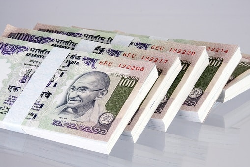 સ્મોલ ફાઈન્ન્સ બેંક લોન આપીને રૂપિયા બનાવી શકે છે, પરંતુ નિયમો અનુસાર પેમેન્ટસ બેંક લોન નથી આપી શકતી. આરબીઆઈના નિયમ અનુસાર, પેમેન્ટ્સ બેંકે 75 ટકા ડિપોઝિટ બેલેન્સ સરકારી બોન્ડમાં રાખવાની રહેશે. તે અન્ય કોમર્શિયલ બેંકની પાસે 25 ટકાથી વધારે ડિપોઝિટ રાખી ન શકે. આ પ્રકારના અંકુશને કારણે તેમના નફો કમાવવાની ક્ષમતા પ્રભાવિત થશે, કારણ કે હાલમાં સરકારી બોન્ડનું યીલ્ડ અંદાજે 6.8 ટકા છે.