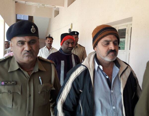  આ કેસની વિગત એવી છે કે, નલિયા બળાત્કાર કેસમાં ભોગ બનનાર મહિલાએ હાઇકોર્ટ સમક્ષ કરેલી પિટિશનમાં એવી રજૂઆત કરી હતી કે, તેને આરોપીઓની ઓળખ પરેડ પણ કરાવવામાં આવી નથી. પોલીસ એક તરફ આરોપીઓની પુછપરછ કરી રહી છે ત્યારે તેની સમક્ષ ઓળખ પરેડ પણ કરાવવામાં આવતી નથી.