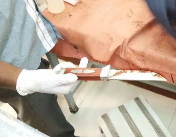 મૂળ ઉત્તરપ્રદેશના હમીરપુર ગામના પારસ ઓમ પ્રકાશ પરિહાર શુક્રવારે સવારે અમદાવાદથી અંબાજી દર્શનાર્થે આવ્યો હતો. આ પછી 11 વાગ્યે માતાજીના દર્શન પછી તેણે પોતાની બલિ ચઢાવવાનો પ્રયાસ કરતાં હોહા મચી ગઈ હતી. લોહીલુહાણ યાત્રિકને જોઇ ફરજ ઉપર તૈનાત જીઆઇએસએફ મંદિર ગાર્ડ સહિત પોલીસ જવાનો પણ ઘટના સ્થળે દોડી ગયા હતા. ઇજાગ્રસ્ત યુવકને તાત્કાલિક અંબાજી કોટેઝમાં સારવાર અર્થે ખસેડાયો હતો. 