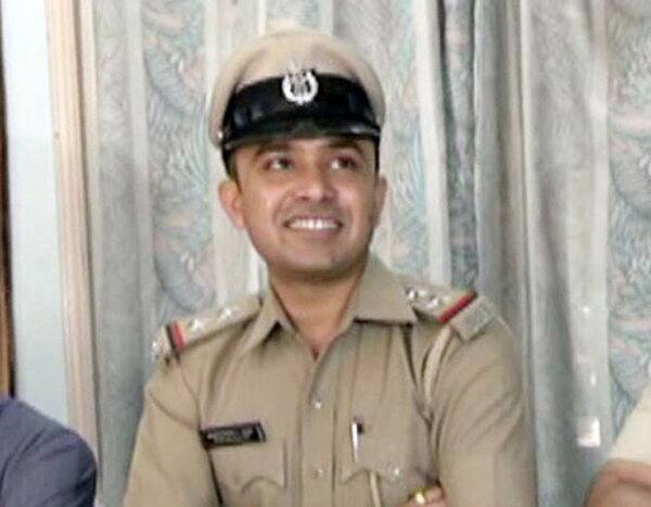 રાજકોટના એ ડિવીઝનમાં ફરિયાદ નોંધાવવામાં આવી છે. આરોપી નેહા અને મારુને બે વર્ષથી પ્રેમ સંબંધ હતો. પીએસઆઇ પ્રેમિકાના ઘરે જઇ હંગામો કર્યો હતો અને હાથની નસ કાપી લઇ આપઘાત કરવાનો પ્રયાસ કર્યો હતો. જેને લઇ તે વિવાદોમાં પણ આવ્યાં હતા. 