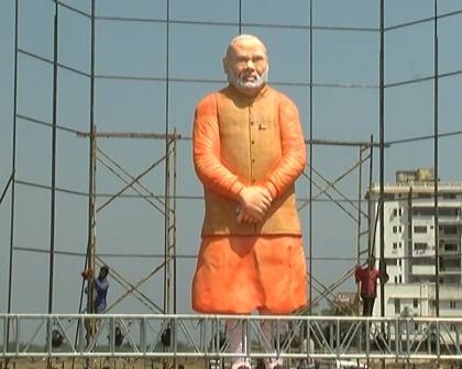 આ પ્રતિમામાં નરેન્દ્ર મોદીનો ચહેરો વધારે પડતો ભરાવદાર બનાવી દેવાયો હતો. તેમની દાઢી પણ સંપૂર્ણ સફેદ નહોતી દર્શાવાઈ. તેના કારણે આ પ્રતિમા સોશિયલ મીડિયા પર મજાકનું પાત્ર બની ગઈ છે. સોશિયલ મીડિયા પર મજાક શરૂ થઈ કે, આ નરેન્દ્ર મોદીનું નહીં પણ ભાજપના રાષ્ટ્રીય પ્રમુખ અમિત શાહનું પૂતળું છે.