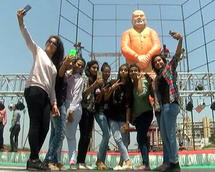 જો કે આ પ્રયત્નો સફળ થયા નહોતા અને જે નવી પ્રતિમા બની તેમાં પણ ચહેરો તો મોદીને હૂબહુ મળતો નથી આવતો. પ્રતિમામાં દાઢી મોદીની જેમ સંપૂર્ણ સફેદ કરી દેવાઈ છે પણ એ પછી પણ પ્રતિમાનો ચહેરો મોદીને ઓછો અને અમિત શાહને વધાર મળતો આવે છે તેવી કોમેન્ટ્સ તો ચાલુ જ રહી છે.