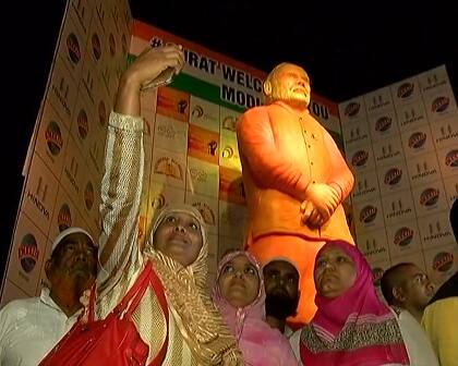 જો કે સુરતનાં લોકોમાં અને ખાસ તો યંગસ્ટર્સમાં આ પ્રતિમા આકર્ષણનું કેન્દ્ર બની છે. મોટા પ્રમાણમાં લોકો આ પ્રતિમના સાથે તસવીરો ખેંચાવે છે. યંગસ્ટર્સ આ પ્રતિમા સાથે સેલ્ફી લેવા માટે ભીડ જમાવી રહ્યાં છે. આ સેલ્ફી સાથેની તસવીરો સુરતનાં યંગસ્ટર્સ પોતાના ફેસબુક પેજ પર મૂકી રહ્યાં છે.