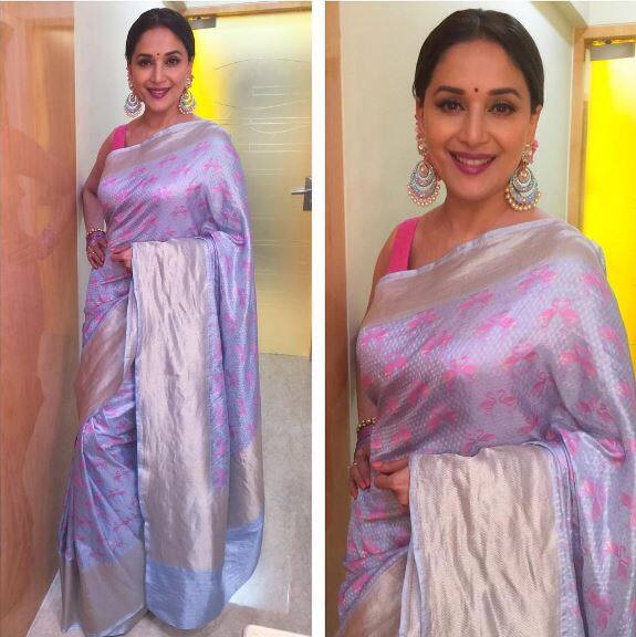 માધુરીએ ગ્રેયીશ સાડી ગુલાબી બ્લાઉઝ સાથે પહેરી હતી. આ સાડીમાં ફ્લોરલ પ્રિંટ હતી. 