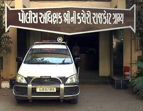 ધીરેન્દ્ર અહીંથી પરિણીતાને ભગાડીને વતન પહોંચ્યો ત્યારે તેના મિત્ર ભગત સહિતના શખ્સોએ લગ્ન કરી લે તો પોલીસ પકડશે નહીં તેમ કહી લગ્ન કરાવવા લઇ ગયા હતા. સાંજ પડી જતાં નિર્જન સ્થળે રાતવાસો કરવાના બહાને રોકાઇ ગયા. જ્યાં મહેફિલ યોજ્યા બાદ પીડિતા ઉપર દુષ્કર્મ કર્યું હતું.