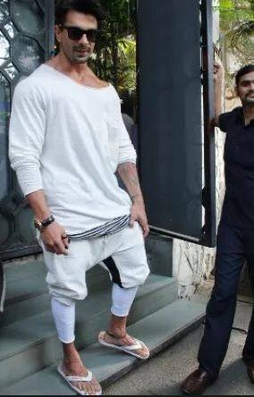 બોલીવુડના અન્ય સ્ટાર્સ પણ આ પાર્ટીમાં આવ્યા હતા. જેમાં બિપાશાનો પતિ કરણ સિંહ ગ્રોવર પણ હતો. 