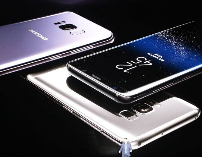 Samsung ગેલેક્સી S8ની ભારતમાં કિંમત 57,900 રૂપિયા છે. ગેલેક્સી S8+ 64,900 રૂપિયામાં ઉપલબ્ધ હશે. ફોનનું વેચાણ 5 મેથી શરૂ થશે. બન્ને સ્માર્ટપોન માટે પ્રી બુકિંગ બુધવારે 19 એપ્રિલથી શરૂ થઈ ગયું છે. ફોનનાં વેચાણ માટે કંપનીએ દેશની દિગ્ગજ ઇકોમર્સ કંપની ફ્લિપકાર્ટ સાથે કરાર કર્યો છે. ફ્લિપકાર્ટ ઉપરાંત આ ફોન સેમસંગ ઇન્ડિયા સ્ટોર પર પણ ઉપલબ્દ હશે. કંપની લોન્ચિંગ ઓફર અંતર્ગત વાયરલેસ ચાર્જર ફોનની સાથે આપશે.