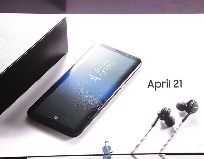  આ ઓક્ટા કોર 10nm પ્રોસર (ફોર કોર ક્લોક્ડ 2.3GHz + ફોર કોર ક્લોક્ડ 1.7GHz)છે. કંપીનો દાવો છે કે આ જૂના એસ7 કરતાં 10 ટકા વધારે ઝડપી છે. હેન્ડસેટમાં 4જી રેમ અને 64જીબી ઇન્ટરનેલ મેમેરી હશે. જેને માઈક્રો એસડી કાર્ડની મદથી 256 જીબી સુધી વધારી શકાય છે. સ્માર્ટપોનમાં 3000mAhની બેટરી હશે, જે ફાસ્ટ ચાર્જિંગને સપોર્ટ કરે છે. આ હેન્ડસેટના ડાયમેંશન 159.5x73.4x8.1mm અને વજન 173 ગ્રામ છે.