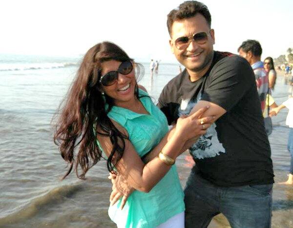 પીએસઆઇ નાયક અત્યારે મહેસાણા જિલ્લાના વસાઇ પોલીસ સ્ટેશને ફરજ બજાવે છે. તેમના પત્ની શિક્ષકા તરીકે ફરજ બજાવે છે. PSI ચંદ્રેશ નાયક રજા પર ઘરે આવ્યા હતાં. દરમિયાન શિક્ષિકા પત્નીએ આજે બપોરે પતિની સર્વિસ રિવોલ્વરથી ગોળી મારીને આત્મહત્યા કરી હતી. આ ઘટનાની જાણ થતા જિલ્લા પોલિસ વડા સહિત પોલીસ કાફલો ઘટના સ્થળે પહોંચ્યો છે. 