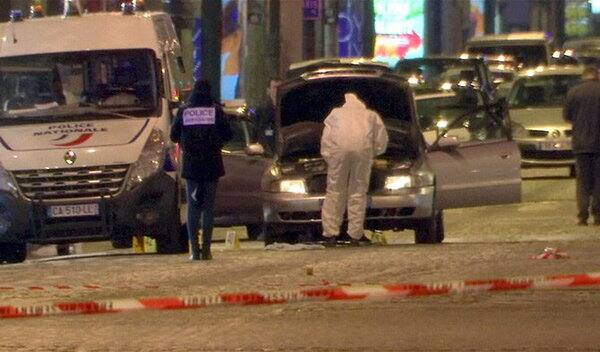 અમેરિકન પ્રેસિડન્ટ ડોનાલ્ડ ટ્રમ્પે કહ્યું કે આ ફાયરિંગ આતંકી હુમલાને લગતું છે. ફ્રાન્સમાં રવિવારે પ્રેસિડન્ટ ઇલેક્શન થવાના છે. મહત્વપૂર્ણ છે કે ફ્રાન્સમાં 2015માં થયેલા આતંકી હુમલા બાદ ઇમરજન્સીમાંથી પસાર થઈ રહ્યું છે. છેલ્લા બે વર્ષોમાં અહીં થયેલા આતંકી હુમલામાં 230 લોકોએ પોતાના જીવ ગુમાવ્યા છે.