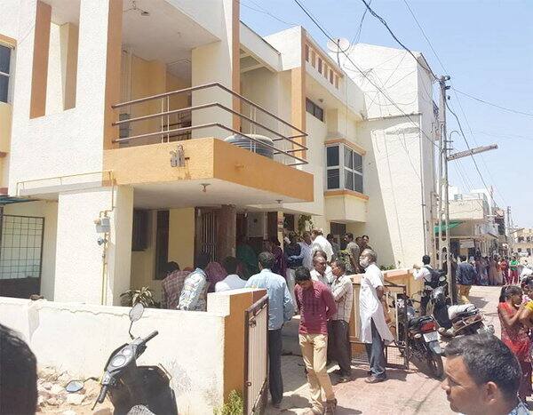 પીએસઆઈ નાયકે તેમની પત્નીને ફોન પર જ સમજાવવા પ્રયત્ન કર્યો હતો, પરંતુ ગીતાબેને ફોન નાની પુત્રી ગટુના હાથમાં આપી દીધો હતો અને ગટુએ જ તેના પપ્પાને કહ્યું કે, મમ્મીએ ગોળી મારી આત્મહત્યા કરી છે. પીએસઆઈ ચંદ્રેશ નાયકના સાળાએ મહેસાણા પોલીસ સ્ટેશન બી-ડિવિઝનમાં પોતાની બહેનને આપઘાત કરવાની દુષ્પ્રેરણા આપવા અંગેની ફરિયાદ નોંધાવતા પોલીસે રાતે પીએસઆઈ નાયકની ધરપકડ કરી હતી.
