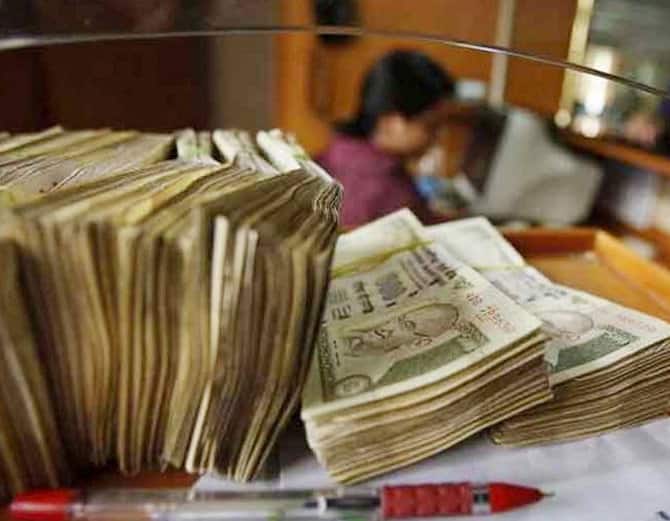 આલિશાન ફાર્મ હાઉસમાંથી સાત કરોડની ડીલના દસ્તાવેજો પણ મળ્યા છે. આઇટી વિભાગે શિવ આશ્રય શર્મા ઉપરાંત ન્યૂઝ ચેનલ સંચાલક અને કોન્ટ્રાક્ટર અમિત શર્માના ઠેકાણાંથી પણ કેટલાક મહત્વના દસ્તાવેજો મેળવ્યા છે. હવે ઇન્કમ ટેક્સની ટીમ તપાસ કરી રહી છે કે આ ડીલ માટે કેટલા રૂપિયા આવવાના હતા, ડીલમાં કેટલી રકમ અપાઇ હતી અને ડીલ રદ થયા બાદ કેટલી રકમ પાછી આપવામાં આવી હતી. 