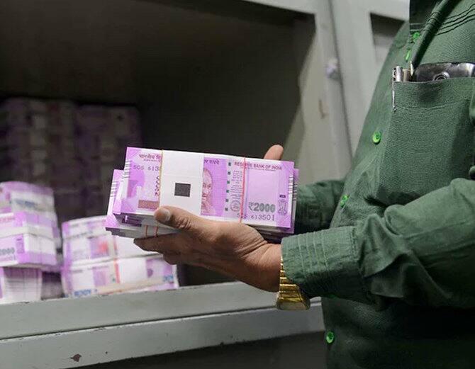 ઉત્તરપ્રદેશમાં મહાભ્રષ્ટ અધિકારીનો પર્દાફાશ થયો છે. ૧.૨૫ લાખનો પગાર મેળવતા ઉત્તર પ્રદેશના રાજકીય નિર્માણ નિગમના શિવ આશ્રય શર્મા નામના અધિકારીએ ૩૦ વર્ષની નોકરીમાં 6૦૦ કરોડથી વધુની સંપત્તિ ભેગી કરી લીધી છે. 