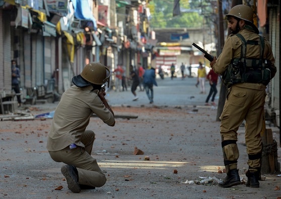 Jammu And Kashmir: प्रधानमंत्री के दौरे से पहले श्रीनगर में बड़ी घटना, आतंकियों ने दो स्थानीय मजदूरों को मारी गोली