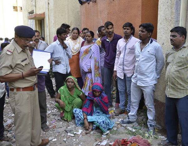 દારૂની બાતમીને આધારે બ્લોક નંબર 2માં એસઓજીની ટીમે દરોડો પાડતા અગાસી પર જુગાર રમાઇ રહ્યો હતો અને તે સમયે પોલીસને જોઇને ભાગેલો યુવાન નીચે પટકાયો હતો. પોલીસે 4ને જુગાર રમતાં ઝડપી લીધા હતા પણ જુગાર રમતાં અન્ય એક યુવક મહેશ ઉર્ફે મોતીસિંહ ધીરજસિંહ સોલંકી પોલીસથી ગભરાઇ ગયો હતો અને તેણે ભાગવાનો પ્રયાસ કર્યો હતો. જો કે, બાલ્કની પરથી નીચે પટકાતા મોત થયું હતું.