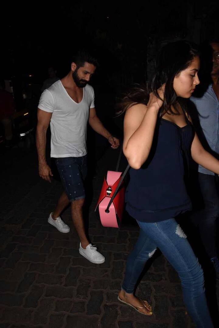 જ્યારે શાહિદે બ્લૂ શોર્ટ્સ વ્હાઈટ ટી-શર્ટમાં દેખાયો હતો. 