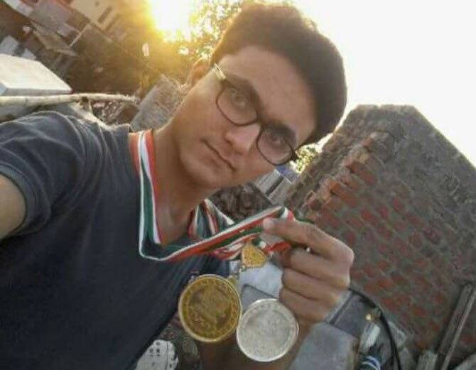 મહંમદ હફીઝે સુસાઇડ કરતા પહેલાં પોતાની મમ્મીને સંબોધન કરતી ચિઠ્ઠી લખી છે. જેમાં લખ્યું છે કે, સોરી મોમ...નો વન ઇઝ રીસ્પોન્સિબલ ફોર સુસાઇડ. વાઘોડિયા પોલીસે આ સુસાઇડ નોટ કબજે કરી કાર્યવાહી હાથ ધરી છે. મહંમદ હફીઝ અને તેનો મોટો ભાઇ મહંમદ શકીલ રાજાવાડા મીના પાર્ક સોસાયટીમાં ભાડાનું મકાન રાખીને રહેતા હતા. 