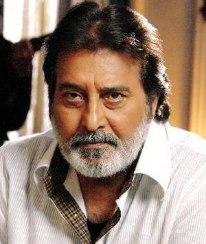 વિનોદ ખન્નાનો જન્મ 7 ઓક્ટોબર, 1946માં પેશાવર, પાકિસ્તાનમાં થયો હતો પરંતુ ભાગલા બાદ તેમનો પરિવાર મુંબઈમાં આવીને વસ્યો હતો. તેમના પિતા કિશનચન્દ્ર ખન્ના એક બિઝનેસમેન હતા અને માતા કમલા ખન્ના એક હાઉસવાઈફ હતા.